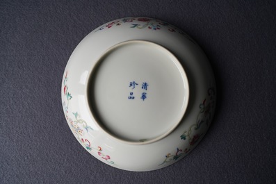 Een Chinees famille rose 'draken' bord, Republiek, 20e eeuw