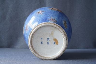 Een Chinese poederblauwe en koperrode 'draken' vaas, Kangxi merk, 19e eeuw