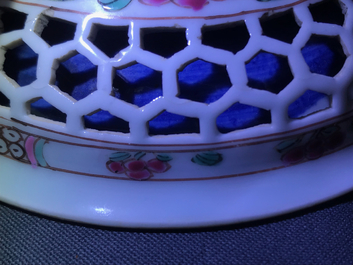 Un bel ensemble d'objets &agrave; th&eacute; en porcelaine de Chine famille rose, Yongzheng/Qianlong