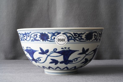 Een keizerlijke Chinese blauwwitte 'palace bowl', Wanli merk en periode