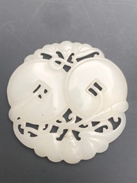 Vier Chinese snijwerken in witte en celadon groene jade, 19/20e eeuw