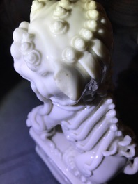 Une paire de grands mod&egrave;les de lions bouddhistes en porcelaine blanc de Chine de Dehua, Kangxi