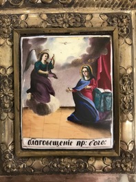 Een groot Russisch verzilverd koperen icoon met porseleinen plaquettes, 19e eeuw