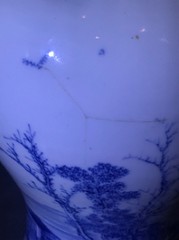 Un vase en porcelaine de Chine bleu et blanc &agrave; d&eacute;cor d'un paysage, Kangxi