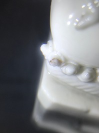 Une paire de grands mod&egrave;les de lions bouddhistes en porcelaine blanc de Chine de Dehua, Kangxi