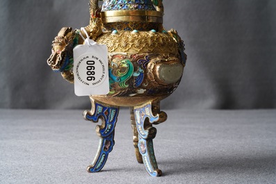 Un br&ucirc;le-parfum couvert en argent dor&eacute; et &eacute;maill&eacute;, incrust&eacute; de jade, Chine, R&eacute;publique, 20&egrave;me