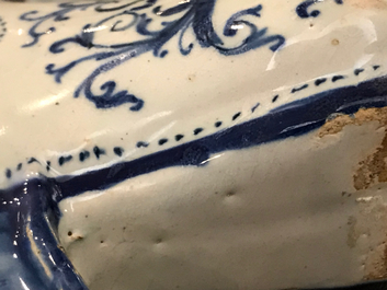 Deux mod&egrave;les de mules en fa&iuml;ence de Delft bleu et blanc, une dat&eacute;e 1708, 18&egrave;me
