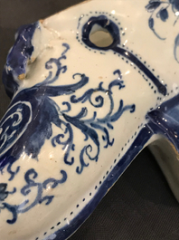 Deux mod&egrave;les de mules en fa&iuml;ence de Delft bleu et blanc, une dat&eacute;e 1708, 18&egrave;me
