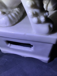 Une paire de grands mod&egrave;les de lions bouddhistes en porcelaine blanc de Chine de Dehua, Kangxi