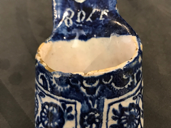 Deux mod&egrave;les de mules en fa&iuml;ence de Delft bleu et blanc, une dat&eacute;e 1708, 18&egrave;me