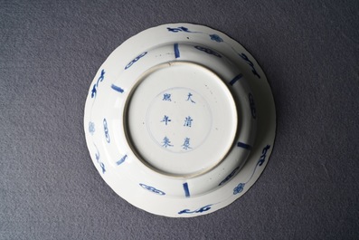 Een Chinees blauwwit bord met strijders te paard, Kangxi merk en periode