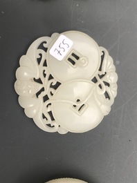 Vier Chinese snijwerken in witte en celadon groene jade, 19/20e eeuw