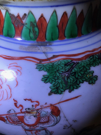 Een Chinese famille verte dekselvaas en een Swatow pot, Transitie periode en 19e eeuw
