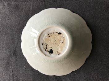 Une coupe en porcelaine de Chine qingbai en forme de chrysanth&egrave;me, Song