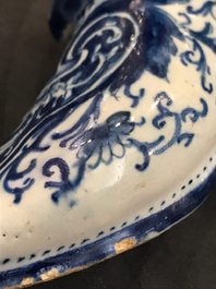 Deux mod&egrave;les de mules en fa&iuml;ence de Delft bleu et blanc, une dat&eacute;e 1708, 18&egrave;me