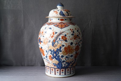 Een grote Chinese Imari-stijl dekselvaas, Kangxi