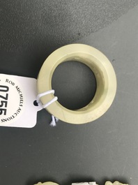 Vier Chinese snijwerken in witte en celadon groene jade, 19/20e eeuw