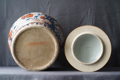Een grote Chinese Imari-stijl dekselvaas, Kangxi