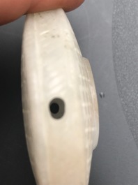 Vier Chinese snijwerken in witte en celadon groene jade, 19/20e eeuw