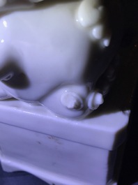 Une paire de grands mod&egrave;les de lions bouddhistes en porcelaine blanc de Chine de Dehua, Kangxi