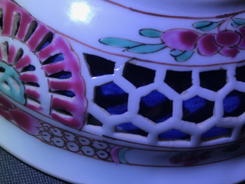Un bel ensemble d'objets &agrave; th&eacute; en porcelaine de Chine famille rose, Yongzheng/Qianlong