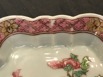 Un bel ensemble d'objets &agrave; th&eacute; en porcelaine de Chine famille rose, Yongzheng/Qianlong