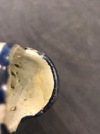 Une paire de mod&egrave;les de chaussures en fa&iuml;ence bleu et blanc de la Frise, Bolsward, 2&egrave;me moiti&eacute; du 18&egrave;me