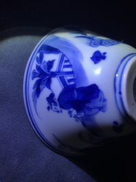 Twee blauwwitte Chinese borden en een kom, Kangxi en 19e eeuw