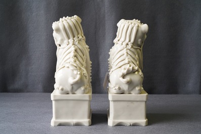 Une paire de grands mod&egrave;les de lions bouddhistes en porcelaine blanc de Chine de Dehua, Kangxi
