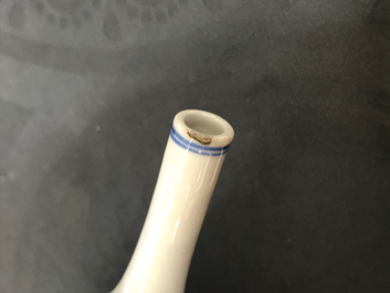 Une paire de vases en porcelaine de Chine bleu et blanc &agrave; d&eacute;cor de kylins, Kangxi
