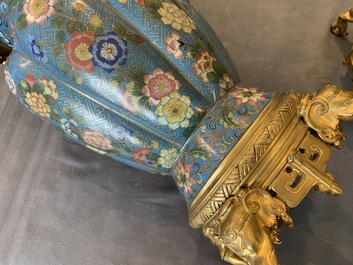 Une paire de vases en &eacute;maux cloisonn&eacute;s aux montures en bronze dor&eacute;, Chine, 19&egrave;me