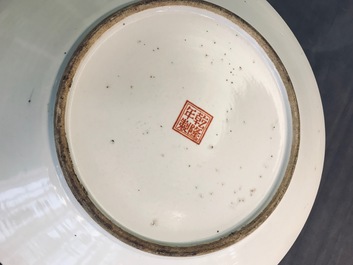 Een Chinese famille rose drakenschotel, Qianlong merk, 19/20e eeuw