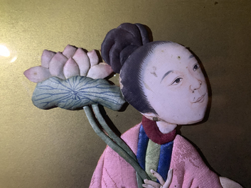 Trois broderies de figures rehauss&eacute;es de peinture, Chine, 18/19&egrave;me