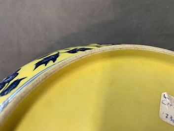 Een Chinees bord met blauwwit boeket van lotusbloemen op gele fondkleur, Qianlong merk, 19/20e eeuw