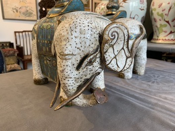 Une paire de grands mod&egrave;les d'&eacute;l&eacute;phants en &eacute;maux cloisonn&eacute;s, Chine, 19&egrave;me