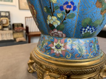Une paire de vases en &eacute;maux cloisonn&eacute;s aux montures en bronze dor&eacute;, Chine, 19&egrave;me