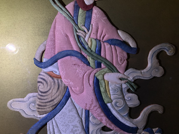 Trois broderies de figures rehauss&eacute;es de peinture, Chine, 18/19&egrave;me