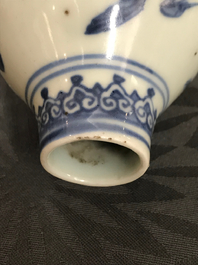 Een Chinese blauwwitte kalebasvaas, Ming