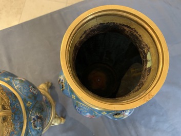 Une paire de vases en &eacute;maux cloisonn&eacute;s aux montures en bronze dor&eacute;, Chine, 19&egrave;me
