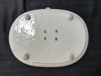 A Chinese blue and white 'Bleu de Hue' Vietnamese market tray, 19th C.