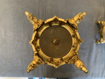 Une paire de vases en &eacute;maux cloisonn&eacute;s aux montures en bronze dor&eacute;, Chine, 19&egrave;me