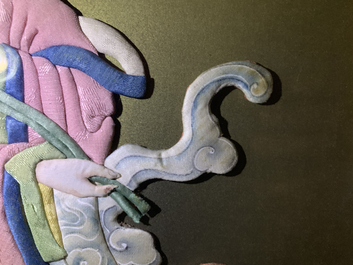 Trois broderies de figures rehauss&eacute;es de peinture, Chine, 18/19&egrave;me