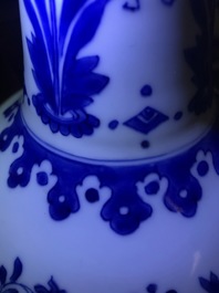 Un vase de forme bouteille en porcelaine de Chine bleu et blanc &agrave; d&eacute;cor floral, &eacute;poque Transition