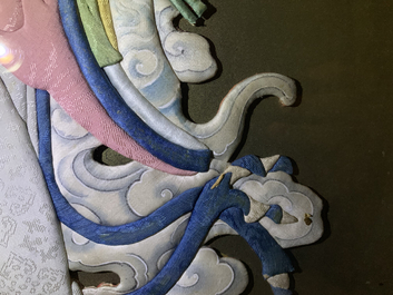 Trois broderies de figures rehauss&eacute;es de peinture, Chine, 18/19&egrave;me