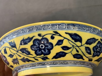 Een Chinees bord met blauwwit boeket van lotusbloemen op gele fondkleur, Qianlong merk, 19/20e eeuw