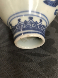 Een Chinese blauwwitte kalebasvaas, Ming