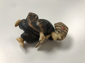 Six netsuke en ivoire et buis, Meiji/Showa, 19/20&egrave;me