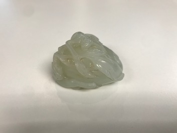 Un groupe en jade c&eacute;ladon figurant une p&ecirc;che et deux singes, Chine, 19/20&egrave;me
