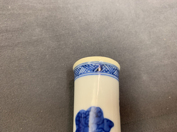 Une paire de vases de forme bouteille en porcelaine de Chine bleu et blanc, Kangxi