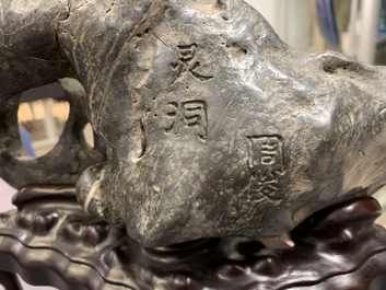 Une paire de socles en laque et nacre et deux pierres de lettr&eacute;s, Chine, 19/20&egrave;me